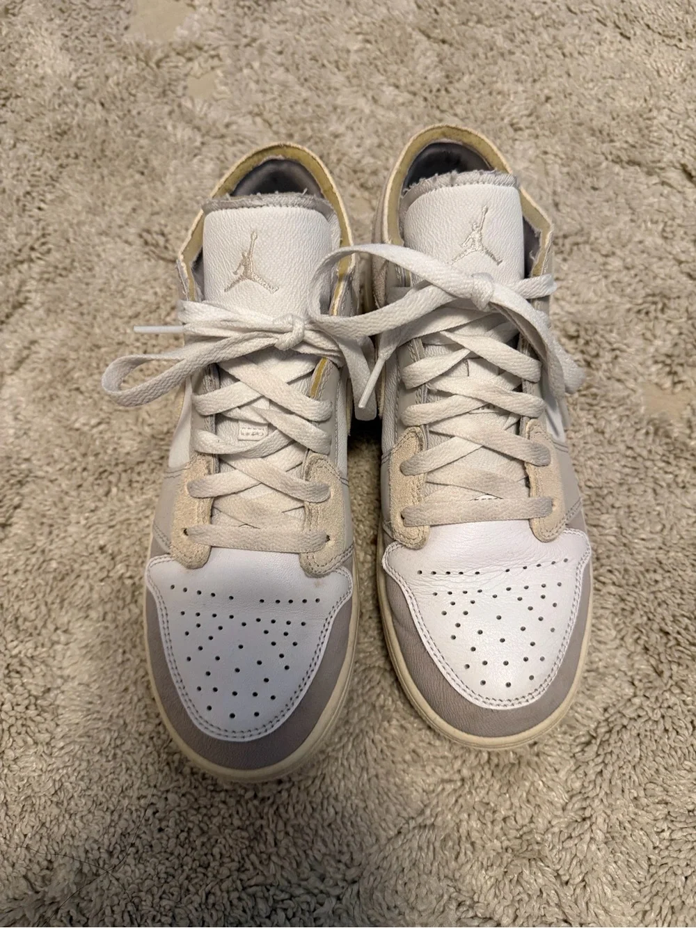 Nike Kids Low-Top Sneakers in White, Beige, Gray